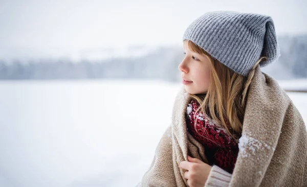 Porträt eines frühgeborenen Mädchens im Freien in der winterlichen Natur, Kopierraum. — Stockfoto