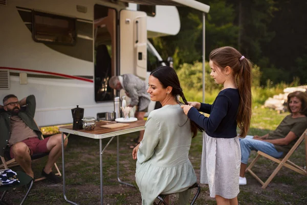 Çok nesildir aile arabada oturuyor ve konuşuyor, karavan tatili. — Stok fotoğraf