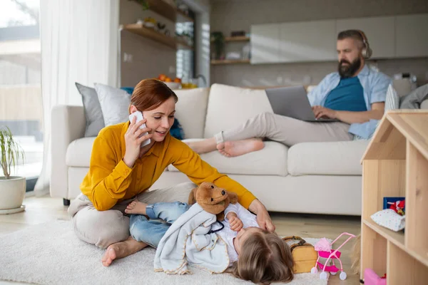 Madre con piccola figlia che gioca e lavora in casa, nella vita di tutti i giorni e in casa con il concetto di bambino. — Foto Stock