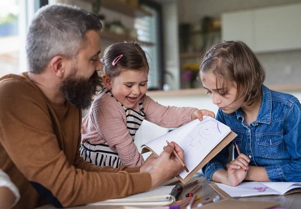 Padre con figlie in casa, disegni. — Foto Stock