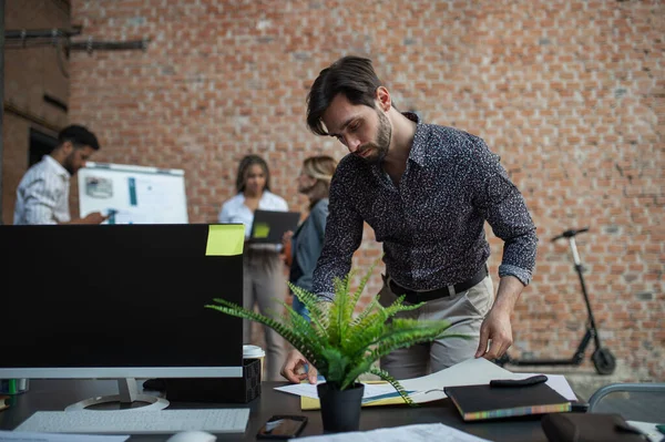 Ung affärsman stående och arbetar i kontor, samarbete, presentation och brainstorming koncept. — Stockfoto