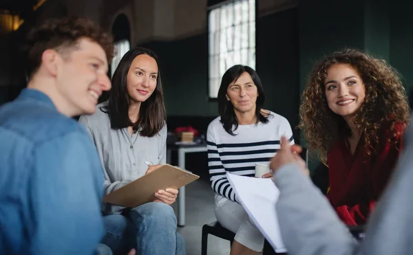 Counselor met mannen en vrouwen in een cirkel zitten tijdens groepstherapie, praten. — Stockfoto