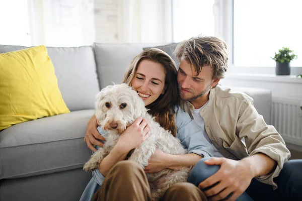 Ευτυχισμένο νεαρό ζευγάρι ερωτευμένο με σκύλο σε εσωτερικούς χώρους στο σπίτι, ξεκουράζεται. — Φωτογραφία Αρχείου