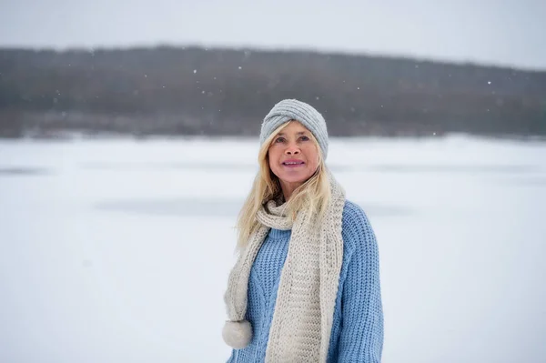 Vista frontal retrato de la mujer mayor al aire libre de pie en la naturaleza nevada. — Foto de Stock