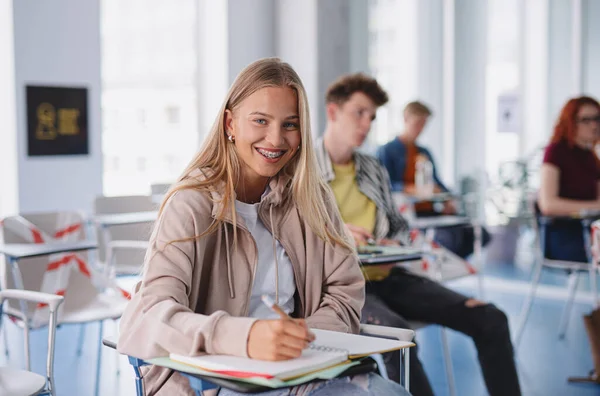 Porträtt av en grupp universitetsstudenter som sitter i klassrummet inomhus och studerar. — Stockfoto