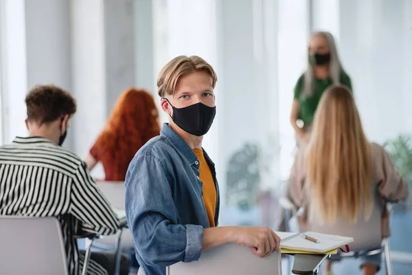 Üniversite öğrencisinin kapalı alanda portresi, koronavirüs ve normal konsepte geri dönüş.. — Stok fotoğraf