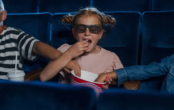 幸せな小さな子供で3Dメガネで映画館,映画を見て、ポップコーンを食べる. — ストック写真