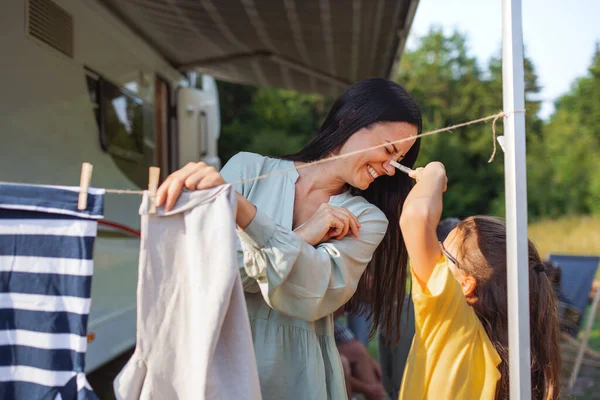 Anne ve kız kamp alanında araba ile kıyafet asıyorlar, karavan aile tatili.. — Stok fotoğraf