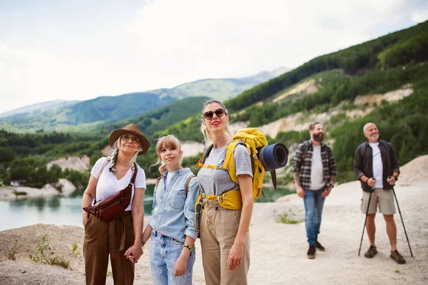 Famiglia felice multigenerazione in viaggio escursionistico in vacanza estiva, passeggiate. — Foto Stock