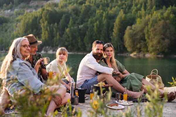 Feliz familia multigeneración en viaje de vacaciones de verano, barbacoa junto al lago. —  Fotos de Stock