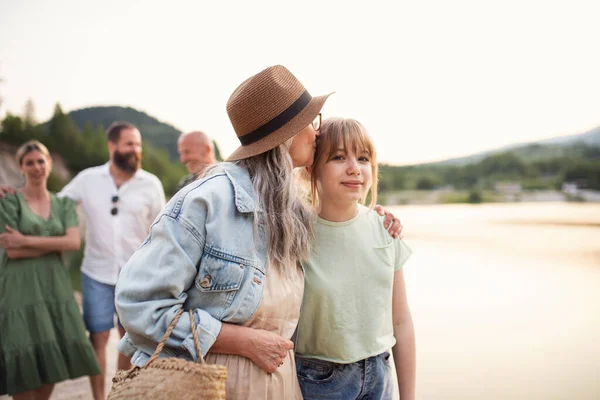 Gelukkige multigeneratie familie op zomervakantie, wandelen aan het meer. — Stockfoto