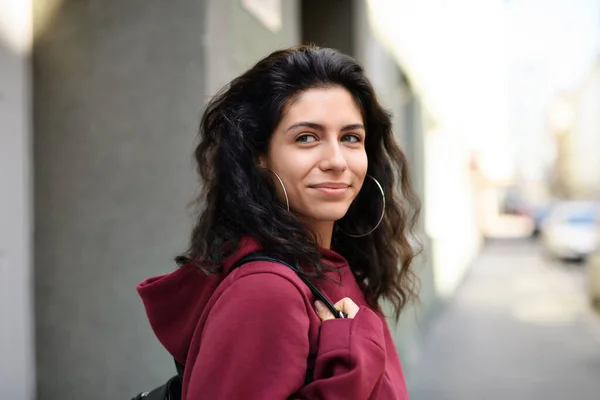 Porträt einer jungen Frau, die draußen auf der Straße in der Stadt steht. — Stockfoto