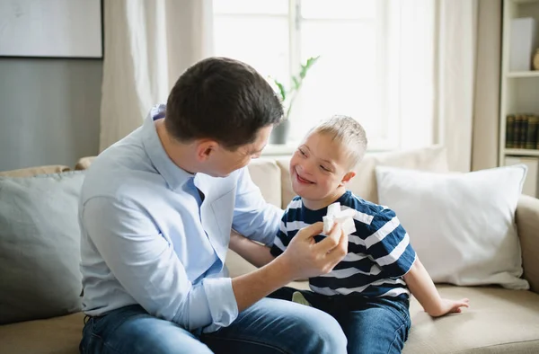 Ayah dengan bahagia turun sindrom anak di dalam rumah, berbicara. — Stok Foto