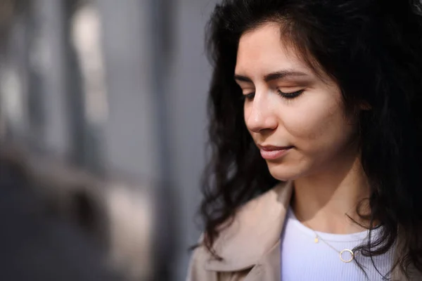 Retrato de close-up de uma jovem mulher de negócios em pé ao ar livre na rua da cidade. Espaço de cópia. — Fotografia de Stock