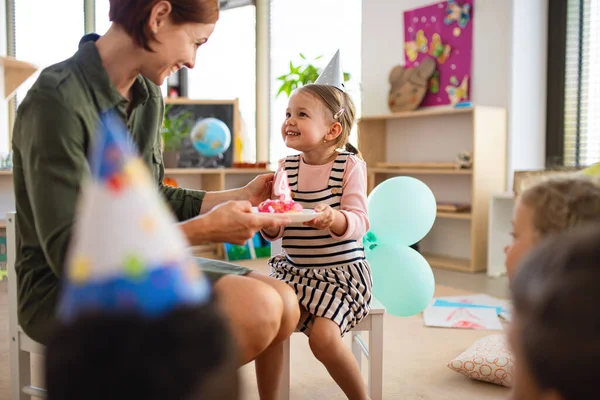 Grupo de niños de guardería pequeña con maestro en el suelo en el aula, concepto de celebración. —  Fotos de Stock