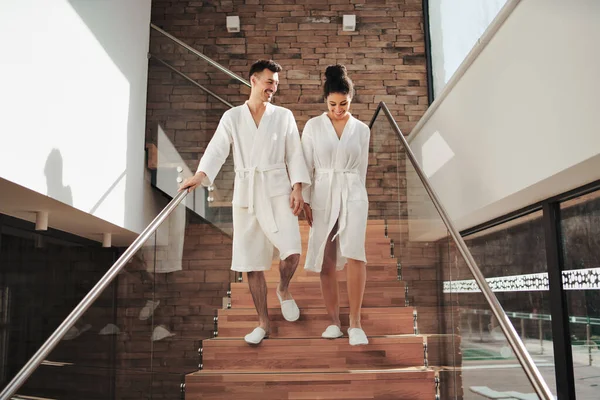 Портрет молодої пари в курортному комплексі, що йде по сходах . — стокове фото