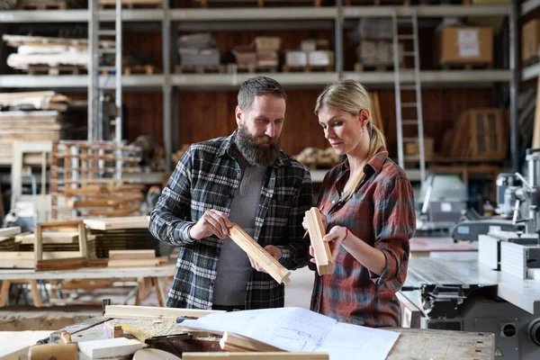 Dois carpinteiros homem e mulher falando sobre design de produtos. Conceito de pequenas empresas. — Fotografia de Stock