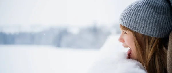 Headshot de menina pré-adolescente feliz lambendo neve ao ar livre no inverno natureza, espaço cópia. — Fotografia de Stock