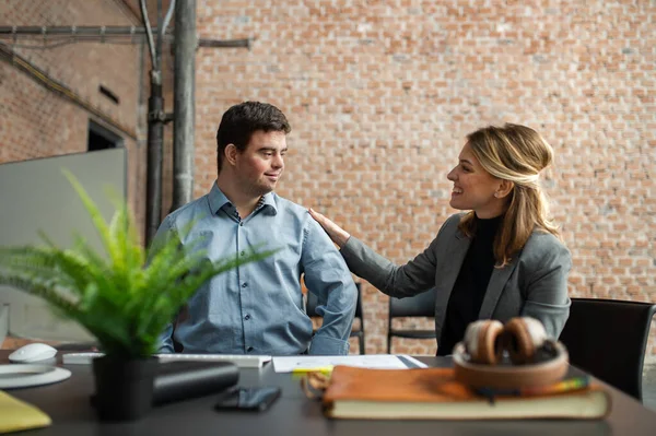 Síndrome de Happy Down hombre con colega empresaria que trabaja en la oficina, inclusión social y concepto de cooperación. — Foto de Stock