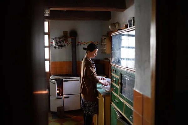 家の洗濯料理で室内の貧しい成熟した女性の肖像画、貧困の概念. — ストック写真