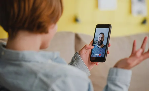 Ung kvinna hemma gör videosamtal med hjälp av smartphone, sociala nätverk koncept. — Stockfoto