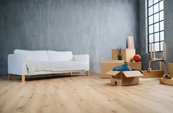 Sala de estar vacía con cajas de cartón listas para desempacar, concepto de casa móvil. — Foto de Stock