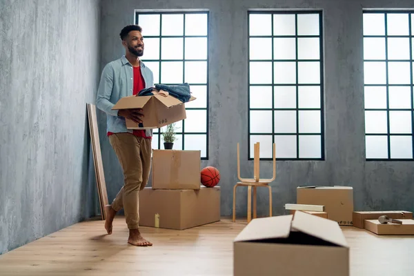 Boldog fiatalember kezében csomagoló dobozok költözik haza, új élet koncepció. — Stock Fotó