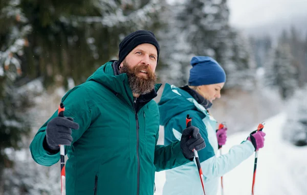 Casal maduro esqui cross country ao ar livre na natureza inverno, montanhas Tatra Eslováquia. — Fotografia de Stock