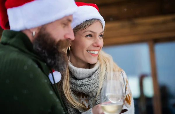 Casal feliz bebendo vinho no terraço ao ar livre no inverno natureza, férias na época do Natal. — Fotografia de Stock
