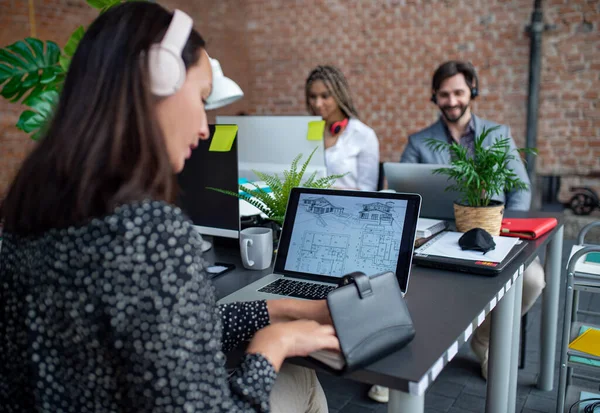 Unga och gamla arkitekter sitter och arbetar vid skrivbordet på kontoret, samarbete och coworking koncept. — Stockfoto