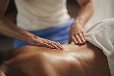 Tanımlanamayan genç bir kadın spada sırt masajı yaptırıyor..