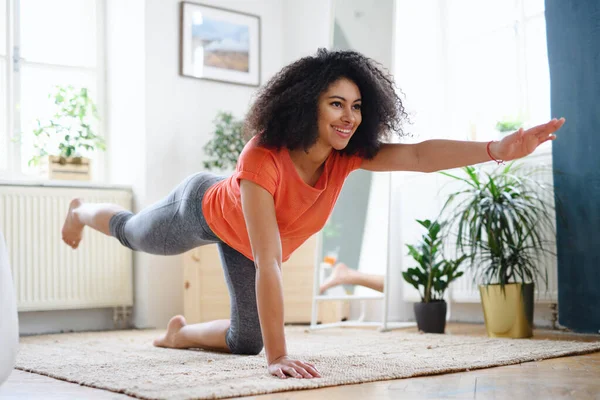 Ung kvinna inomhus, motionerar. Idrottsbegreppet. — Stockfoto