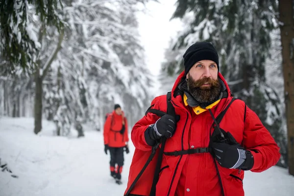 Sanitäter der Bergwacht mit Walkie-Talkie im Winter im Wald. — Stockfoto