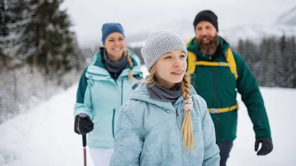 Szczęśliwa rodzina z małą córeczką spacerującą na świeżym powietrzu w zimie, Tatry Słowacja. — Zdjęcie stockowe