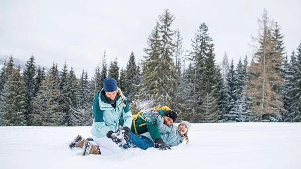 Семья с маленькой дочерью веселятся на природе в зимний период, Татры Словакия. — стоковое фото