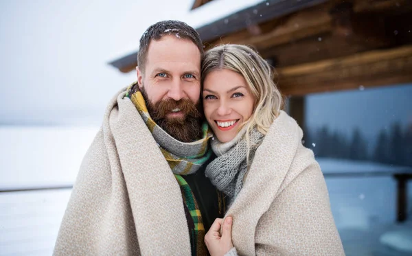 Retrato de pareja madura feliz enamorada disfrutando de unas vacaciones en una cabaña de montaña, de pie al aire libre y mirando a la cámara. — Foto de Stock