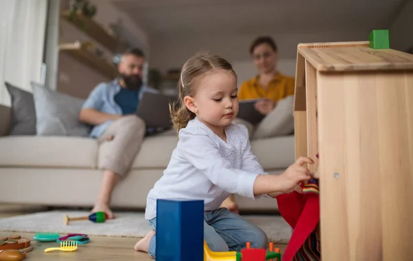 Niña jugando en el interior de casa, la vida cotidiana y la oficina en casa con el concepto de niño. — Foto de Stock