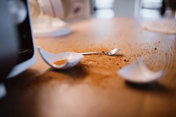 Primer plano de taza roto en pedazos en la mesa de la cocina — Foto de Stock