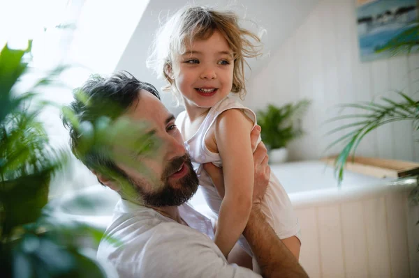 成熟した父とともに小さな娘で屋内でバスルームに自宅. — ストック写真