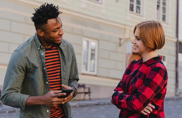 Joven hablando con amigas al aire libre en la calle de la ciudad. — Foto de Stock