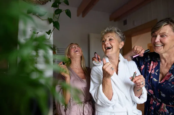 Šťastné starší ženy přátelé v županech baví doma, self care koncept. — Stock fotografie