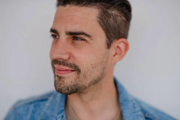 Retrato de jovem caucasiano sobre fundo branco, olhando para o lado. — Fotografia de Stock