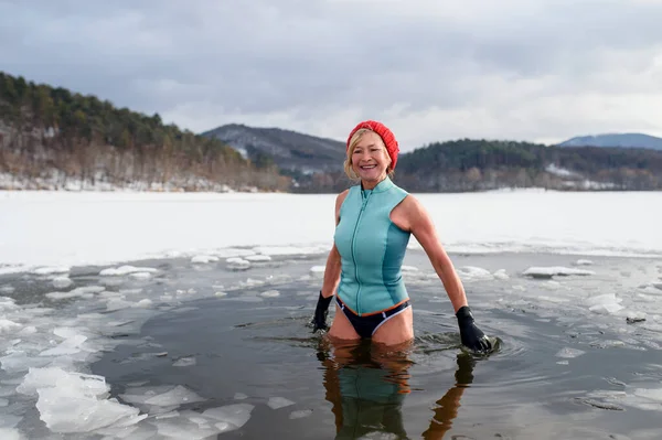 Ritratto di donna anziana attiva in costume da bagno all'aperto in inverno, concetto di terapia a freddo. — Foto Stock