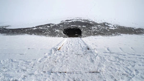 Vue grand angle du trou d'eau dans le lac gelé. — Photo