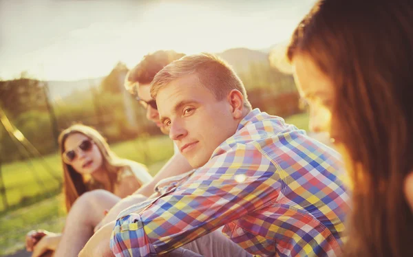 Les gens s'amusent dans le parc — Photo