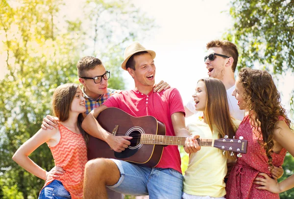 Vänner med gitarr att ha kul — Stockfoto