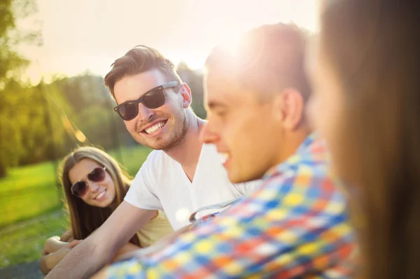 Les gens s'amusent dans le parc — Photo