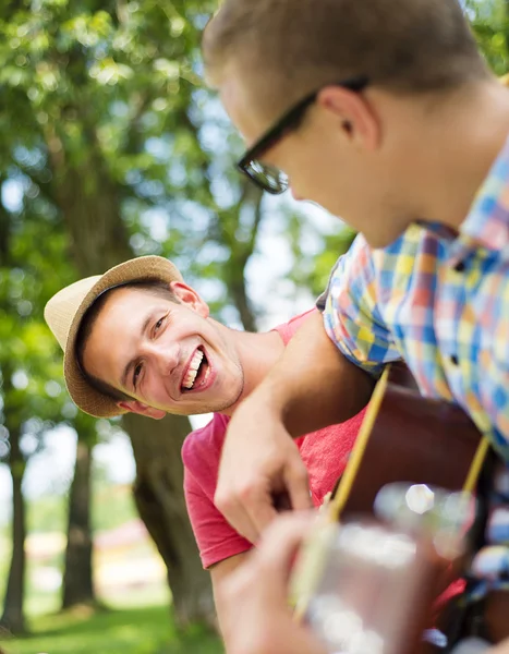 Män med gitarr att ha kul — Stockfoto