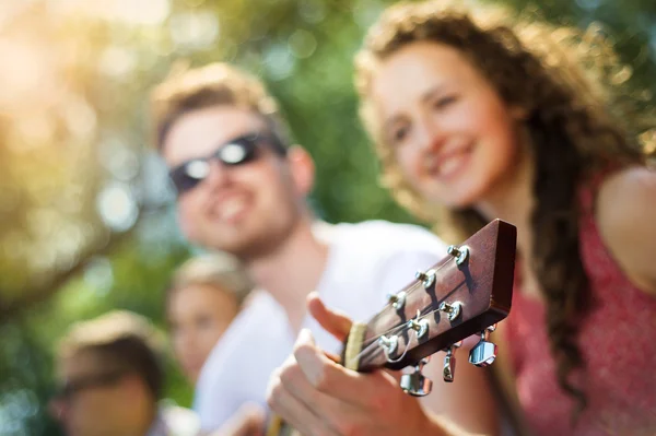 Friends with guitar having fun — Stock Photo, Image