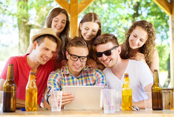 Freunde trinken und Spaß haben — Stockfoto